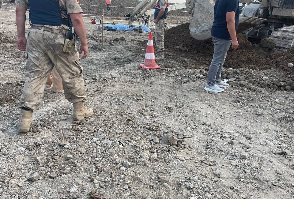 Hatay’ın Erzin ilçesinde, Burnaz sahil yolu mevkiinde bir tren yolu