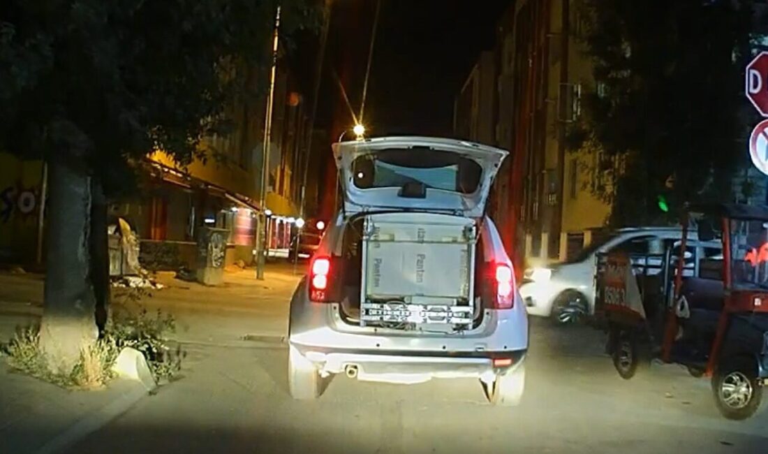 Eskişehir’de bir sürücünün, aracının bagajına sadece bir ip yardımıyla bağladığı