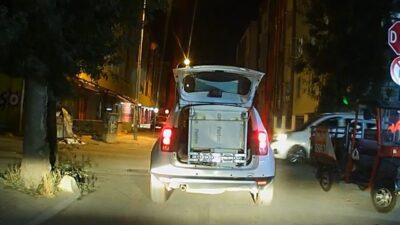 Eskişehir’de bir sürücünün, aracının bagajına sadece bir ip yardımıyla bağladığı