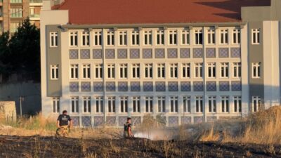 İstanbul Beylikdüzü ilçesinde otluk alanda meydana gelen yangın büyük endişeye