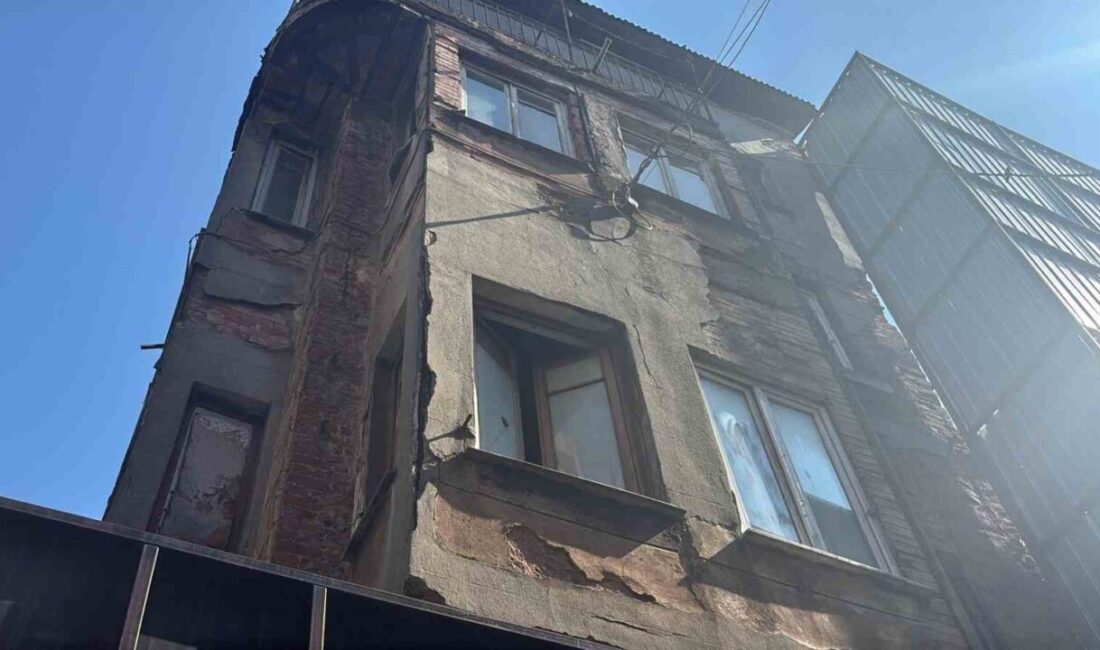 İstanbul Beyoğlu’nda bir apartmandan yayılan kötü kokuların ihbarı üzerine olay