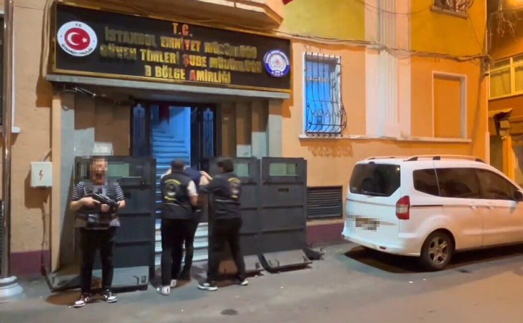 Beyoğlu ilçesinde, bir şahsın arka cebinden cep telefonunu çalarak kaçan