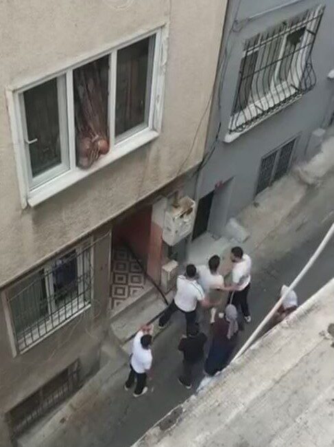 Beyoğlu’nda yaşanan olayda, Servet B. iddiaya göre eniştesinin berber dükkanında