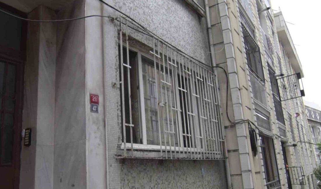 Beyoğlu’nda yer alan Hacıahmet Mahallesi’nde, mahalle sakinleri tarafından bir binadan