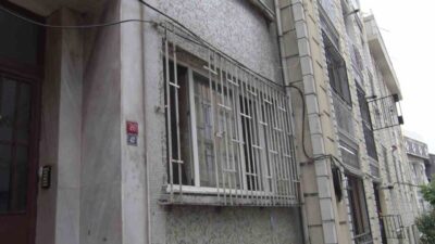 Beyoğlu’nda yer alan Hacıahmet Mahallesi’nde, mahalle sakinleri tarafından bir binadan