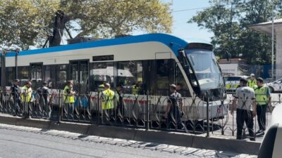 Kabataş-Bağcılar hattında sefer yapan bir tramvay, Fındıklı İstasyonu’nda raydan çıktı.