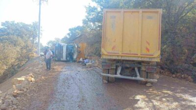 Bilecik’te meydana gelen trafik kazasında, 2 kamyonun kafa kafaya çarpışması