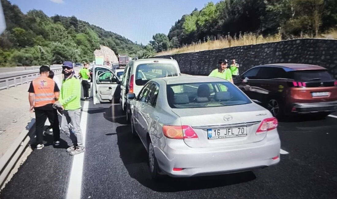 Bilecik’te meydana gelen zincirleme trafik kazasında dört aracın karıştığı olayda