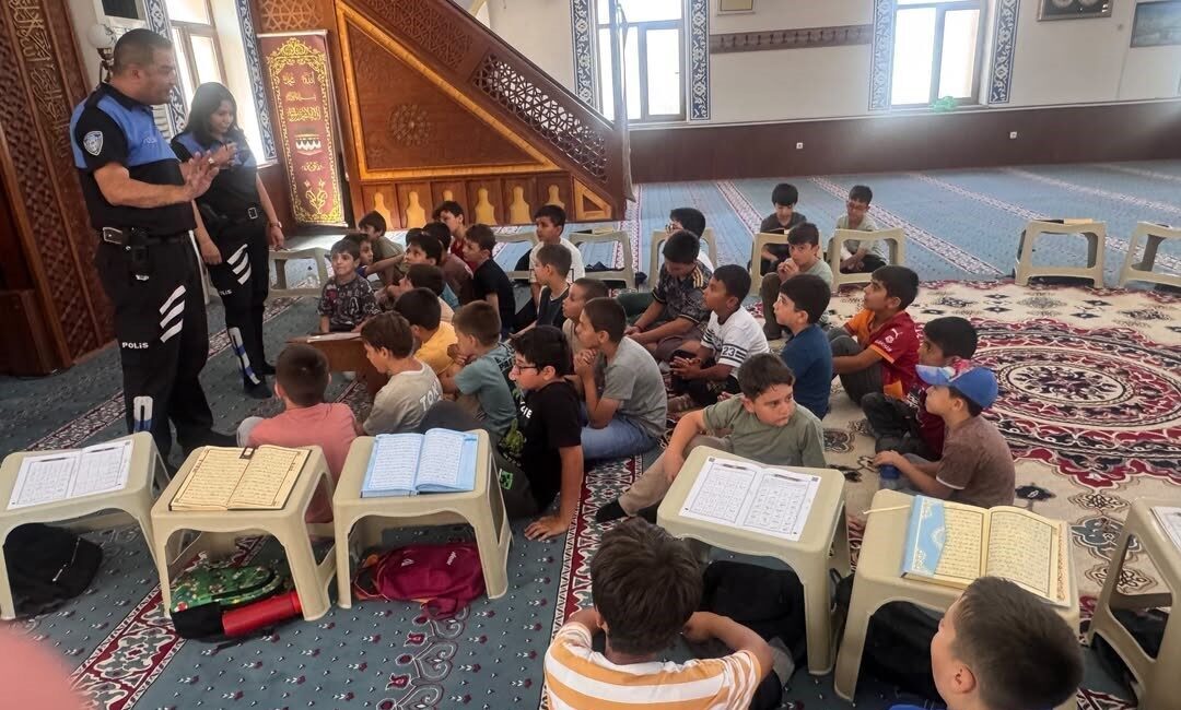 Bilecik’in Bozüyük ilçesinde, polis ekipleri tarafından 45 öğrenciye güvenli internet
