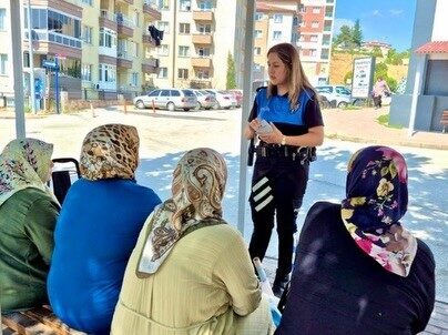 Bilecik’te, Hürriyet Mahallesi’nde bulunan kapalı pazar alanı ve çevresinde polis