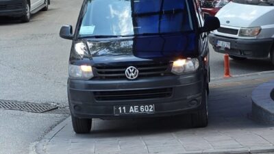 Bilecik’te, İstiklal Mahallesi’nde bir işyerinin önündeki kaldırıma park eden 11