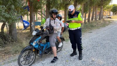 Bozüyük ilçesinde motosiklet sürücülerine güvenli sürüş eğitimi verildi. Bozüyük İlçe