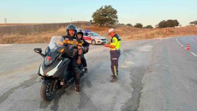 Bilecik ilinde motosiklet sürücülerine trafik konusunda bilgilendirme sunuldu. Söğüt İlçe