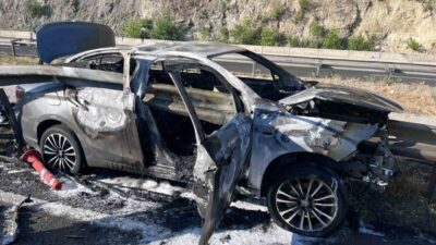 Bilecik’te meydana gelen trafik kazasında, kontrolden çıkarak bariyere çarpan bir