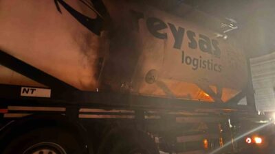 Bilecik’in Osmaneli ilçesinde seyir halindeki bir tırın dorsesinde yangın çıktı.