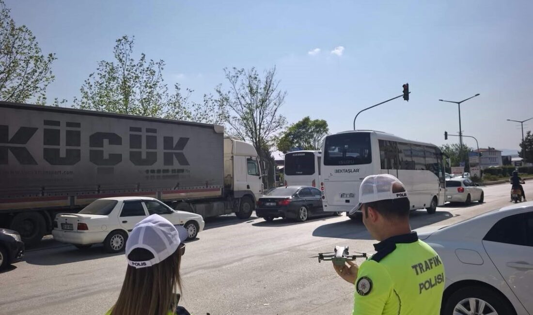 Bilecik’in Bozüyük ilçesinde drone kullanılarak hava destekli trafik denetimi yapıldı.