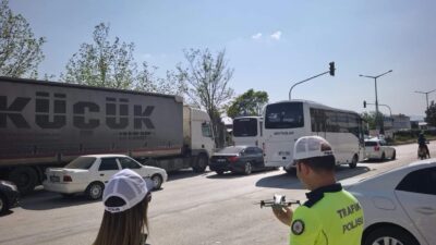 Bilecik’in Bozüyük ilçesinde drone kullanılarak hava destekli trafik denetimi yapıldı.