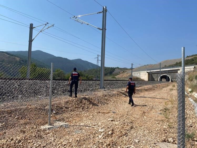 Bilecik’in Osmaneli ilçesindeki Jandarma ekipleri, Yüksek Hızlı Tren (YHT) hattında