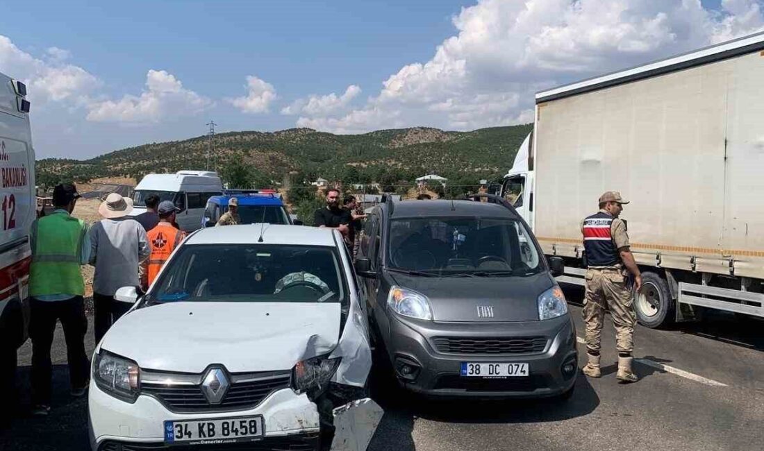 Bingöl ilinde meydana gelen bir trafik kazasında iki aracın çarpışması