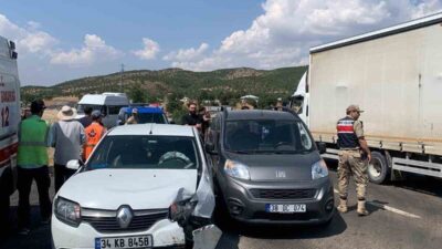 Bingöl ilinde meydana gelen bir trafik kazasında iki aracın çarpışması