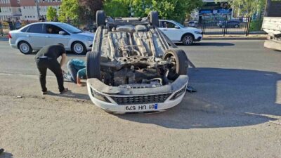 Bingöl ilinde meydana gelen trafik kazasında bir otomobil devrildi ve