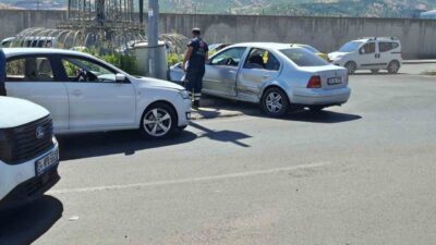 Bingöl ilinde meydana gelen trafik kazasında iki otomobil çarpıştı ve