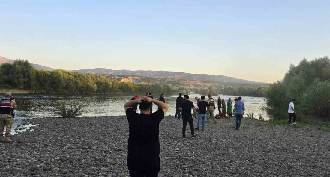 Bingöl’ün Genç ilçesinde, piknik yapmak amacıyla Murat Nehri’ni geçmeye çalışan