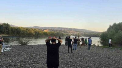 Bingöl’ün Genç ilçesinde, piknik yapmak amacıyla Murat Nehri’ni geçmeye çalışan