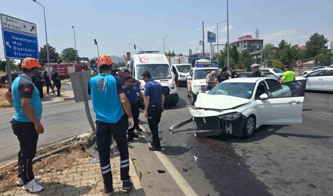 Bingöl’de meydana gelen trafik kazasında, Gündoğdu kavşağında çarpışan iki otomobil
