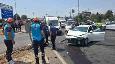 Bingöl’de meydana gelen trafik kazasında, Gündoğdu kavşağında çarpışan iki otomobil