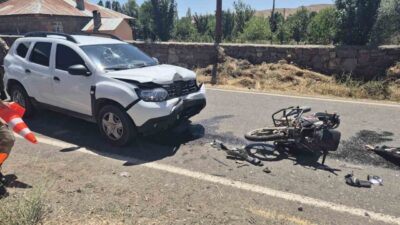 Bingöl ilinin Sancak beldesinde meydana gelen trafik kazasında bir otomobil