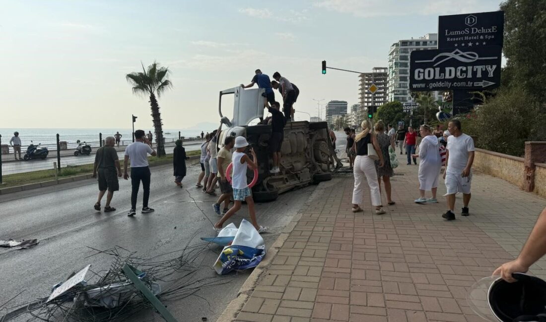 Alanya ilçesinde meydana gelen trafik kazasında, bir bisikletliye çarpmamak için