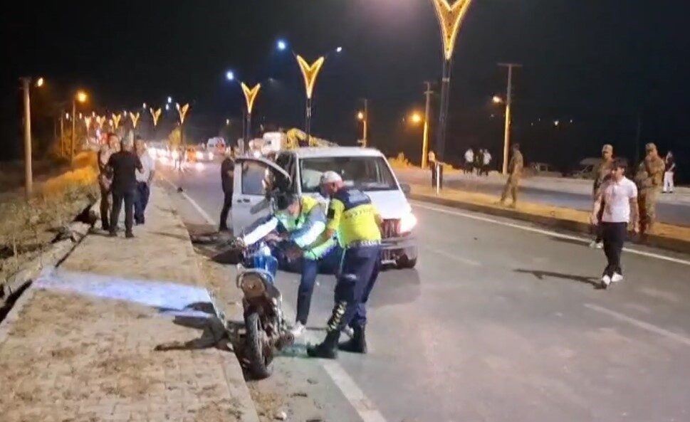 Bitlis’te meydana gelen trafik kazasında motosiklet ile otomobil çarpıştı ve