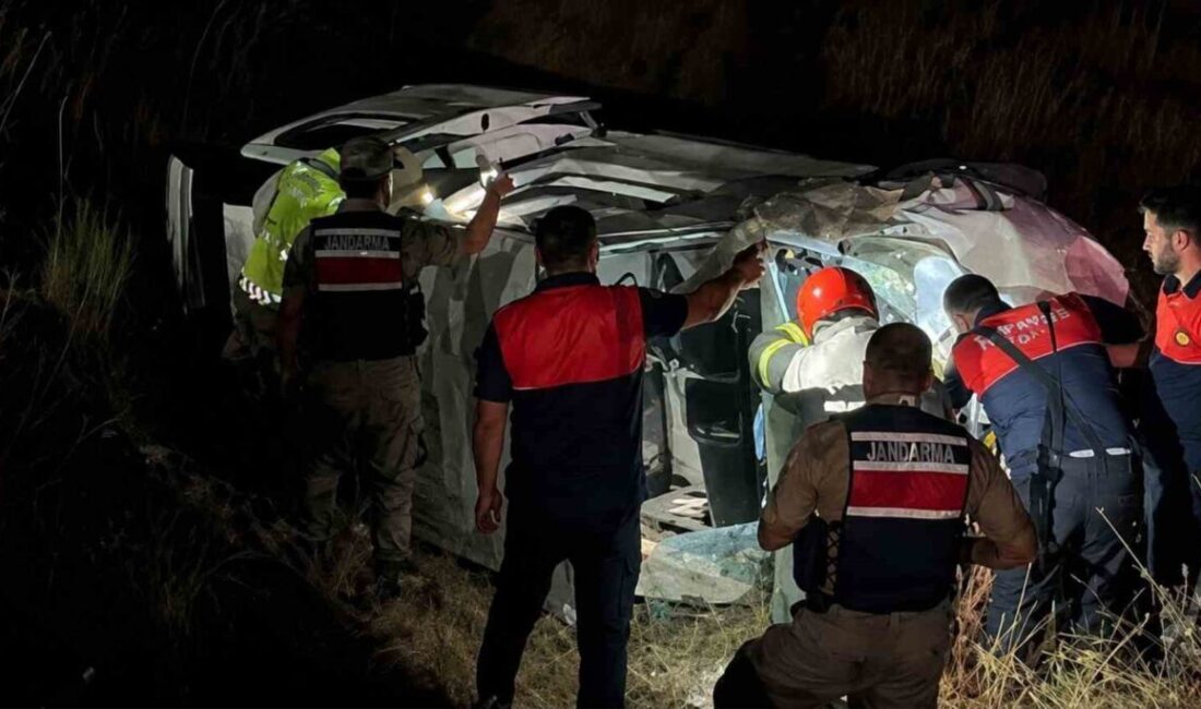 Tatvan ilçesinde meydana gelen trafik kazasında, iki aracın çarpışması sonucunda