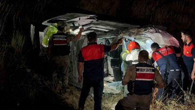 Tatvan ilçesinde meydana gelen trafik kazasında, iki aracın çarpışması sonucunda