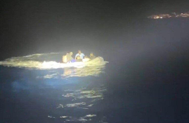 Muğla’nın Bodrum ilçesi açıklarında, içinde 6 düzensiz göçmenin bulunduğu bir