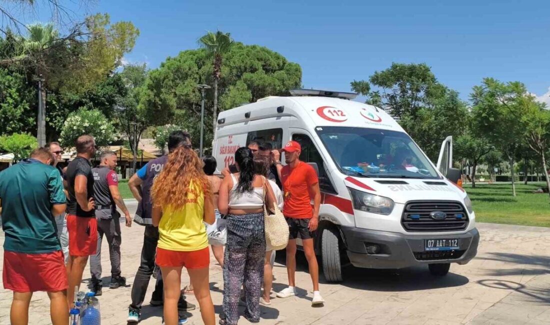 Antalya’da, Konyaaltı Sahili’nde denizde boğulma tehlikesi geçiren bir genç, cankurtaranlar