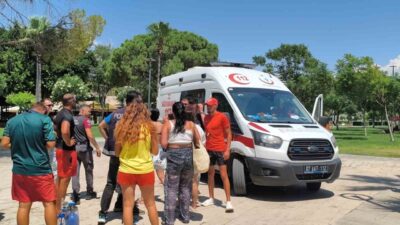 Antalya’da, Konyaaltı Sahili’nde denizde boğulma tehlikesi geçiren bir genç, cankurtaranlar