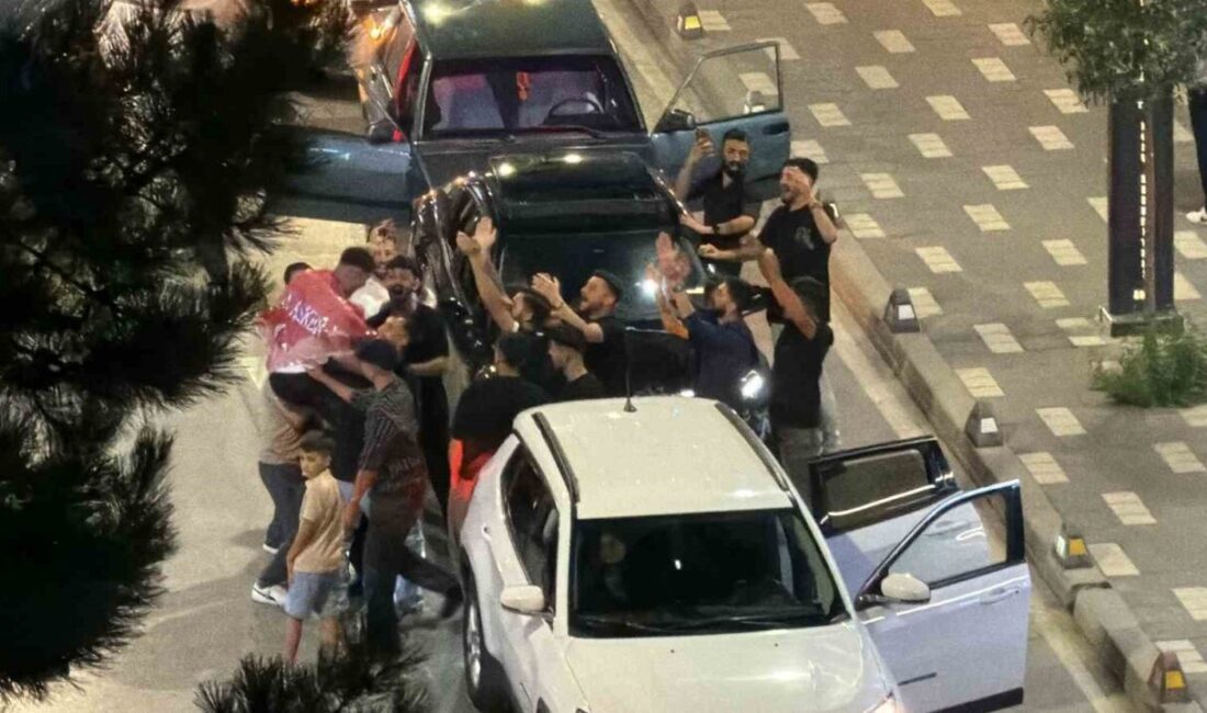 Bolu’da bir grup, asker uğurlaması için konvoy düzenleyerek trafiği kapatmakla