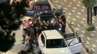 Bolu’da bir grup, asker uğurlaması için konvoy düzenleyerek trafiği kapatmakla