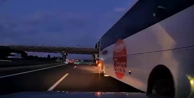 Bolu’da, TEM Otoyolu’nda meydana gelen trafik kazasında bir yolcu otobüsü,