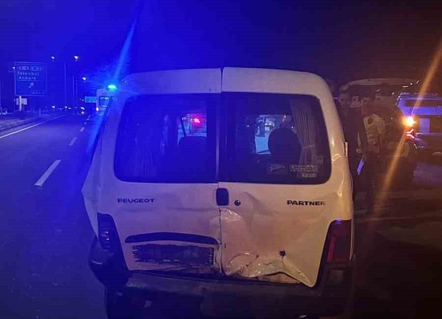 Bolu’da D-100 kara yolunda meydana gelen trafik kazasında otomobil ile
