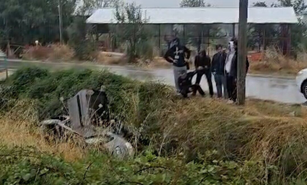 Bolu’nun Kasaplar Mahallesi’nde, yağışlı bir günde bir sürücü, aracın hakimiyetini