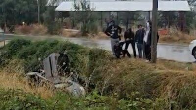 Bolu’nun Kasaplar Mahallesi’nde, yağışlı bir günde bir sürücü, aracın hakimiyetini