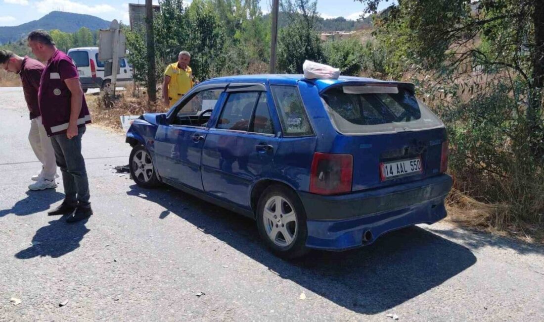 Bolu’nun Mudurnu ilçesinde bir otomobil ile motosikletin çarpışması sonucu meydana