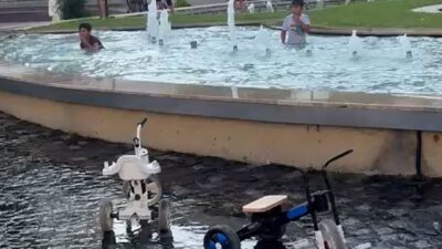 Bolu Belediyesi’nin hizmet binası önünde, yüzmenin yasak olduğu süs havuzuna