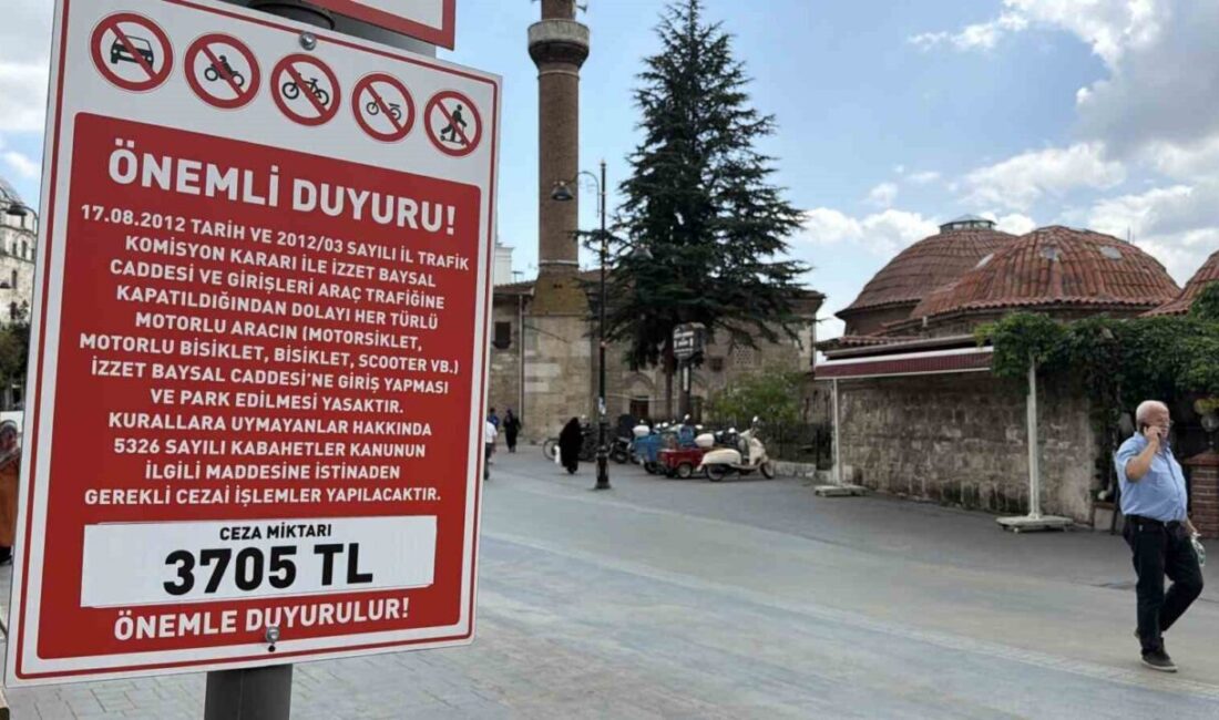 Bolu’da, İzzet Baysal Caddesi’nin araç trafiğine kapalı olmasına rağmen motosiklet,