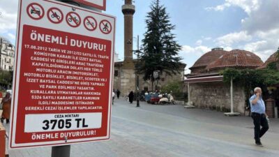 Bolu’da, İzzet Baysal Caddesi’nin araç trafiğine kapalı olmasına rağmen motosiklet,
