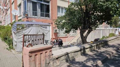 Kayseri’de bir adam, boşanma sürecinde olduğu eşini, konutlarının önünde bıçaklayarak