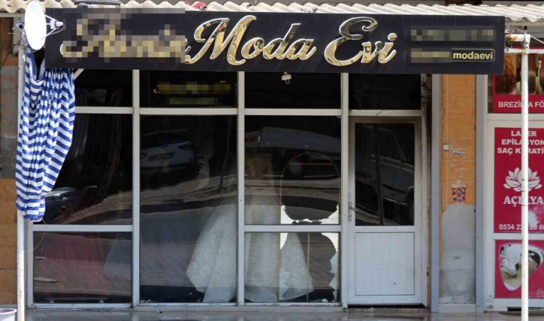 Adana’da boşanma sürecindeki bir kişi, iddiaya göre eşinin işlettiği gelinlik